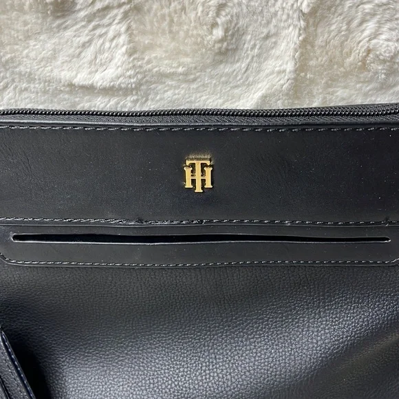 Tommy Hilfiger black crossbody with gold detail. Pouch card holder included - Picture 3 of 12